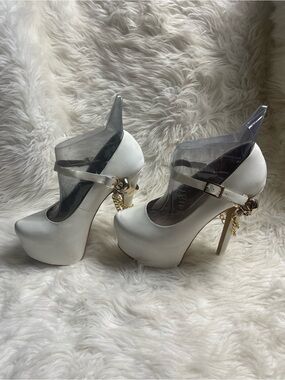 ZiGiny leather White Mary Jane Platform Heels  Gold Tone skull Chain Accent SZ9